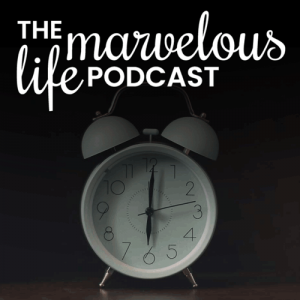 Illustration du podcast Marvelous Life représentant un ancien réveil qui affiche 6h00