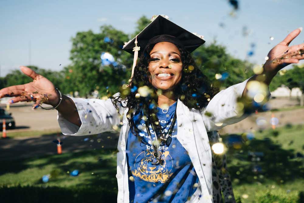 Photo d'une femme célébrant l'obtention de son diplôme.